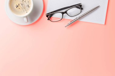 Kahve ve malzeme ile Ofis pembe zemin