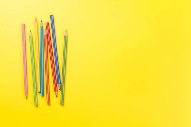 Renkli kalemler ile Ofis sarı zemin