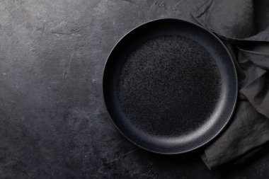 Boş tabak ve havlu ile mutfak masası