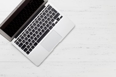 Dizüstü bilgisayar ile ofis çalışma masası