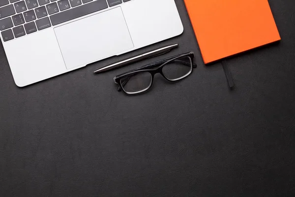 Escritório de trabalho com suprimentos e computador — Fotografia de Stock