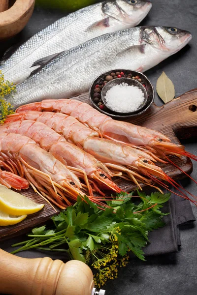 Marisco fresco. Peixes de truta e camarões langostinos — Fotografia de Stock