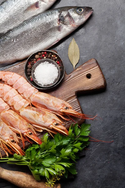 Verse zeevruchten. Forel vissen en langostino garnalen — Stockfoto