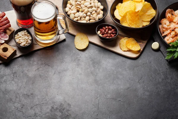 Bier vom Fass und Snacks — Stockfoto