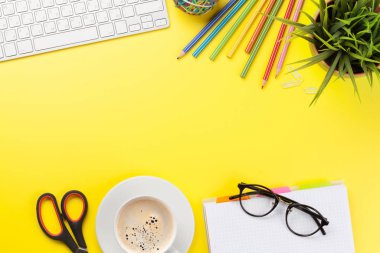 Kahve, sarf malzemeleri ve bilgisayar ile Ofis sarı zemin
