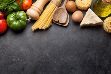 Makarna, domates ve otlar