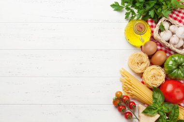 Makarna, domates ve otlar