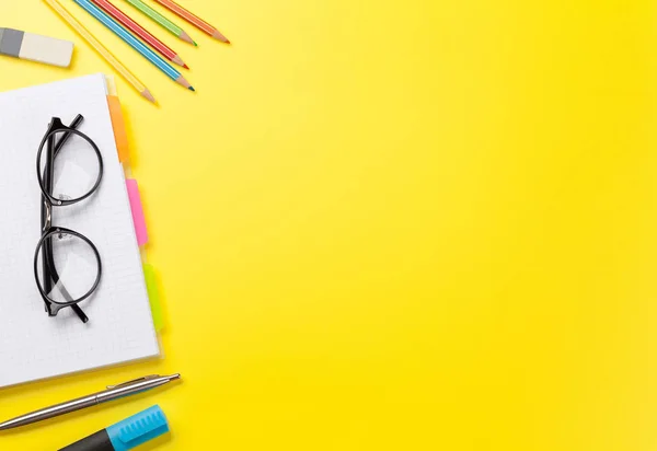 Fond d'écran jaune bureau avec fournitures et lunettes — Photo