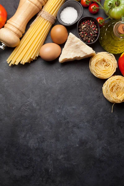 Massas alimentícias, tomates e ervas — Fotografia de Stock