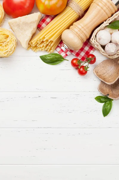 Pasta, pomodori ed erbe aromatiche — Foto Stock