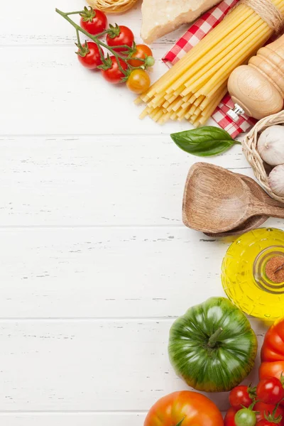 Pasta, tomatoes and herbs — Stock Photo, Image