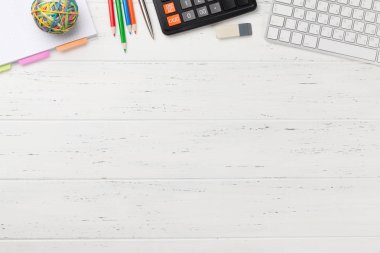 Malzemeleri ve bilgisayar ile Ofis sarı zemin