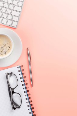 Kahve, sarf malzemeleri ve bilgisayar ile Ofis pembe zemin