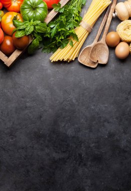 Makarna, domates ve otlar