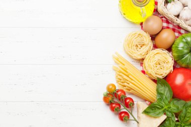 Makarna, domates ve otlar