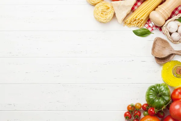 Těstoviny, rajčata a byliny — Stock fotografie