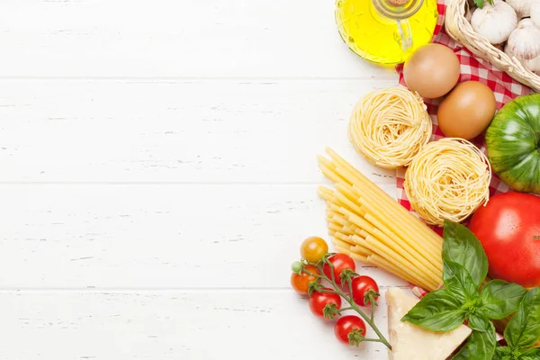 Massas alimentícias, tomates e ervas — Fotografia de Stock