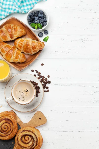 Colazione a base di caffè, succo di frutta e croissant — Foto Stock