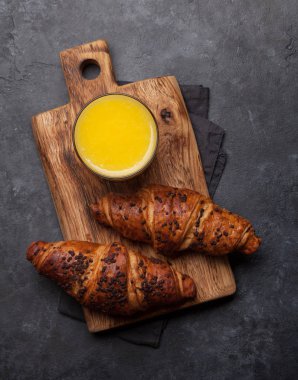 portakal suyu ve kruvasan