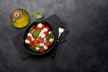 Taze klasik caprese salatası