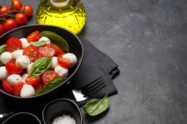 Taze klasik caprese salatası