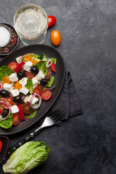 Ensalada griega y vino blanco —  Fotos de Stock