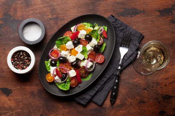 Ensalada griega y vino blanco —  Fotos de Stock