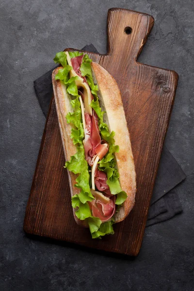 Świeży submarine sandwich — Zdjęcie stockowe