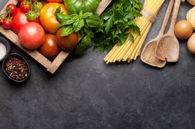 Makarna, domates ve otlar