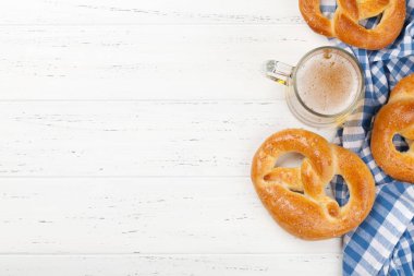 Oktoberfest arka plan. Kraker ve bira kupa