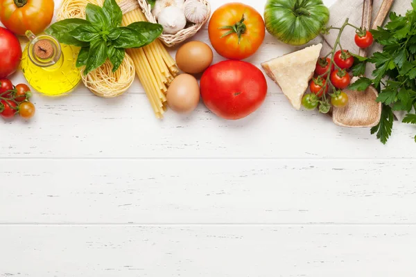 Pasta, tomaten en kruiden — Stockfoto