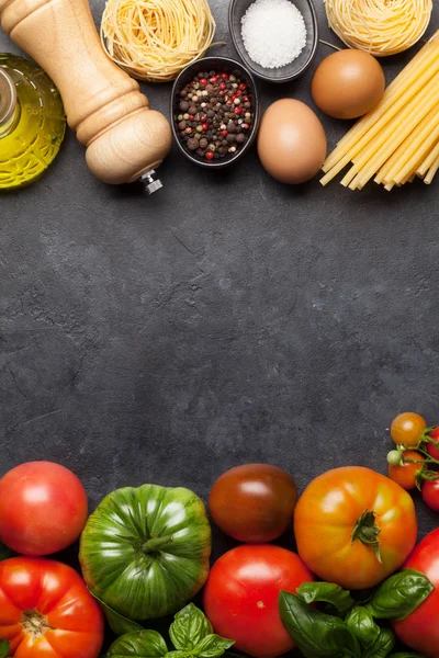 Massas alimentícias, tomates e ervas — Fotografia de Stock