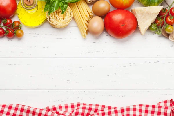 Nudeln, Tomaten und Kräuter — Stockfoto