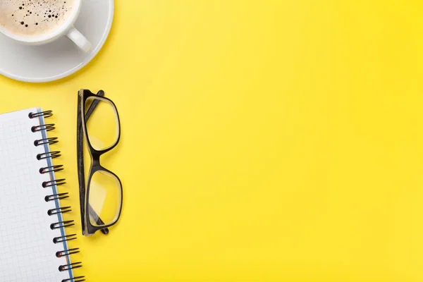Büro gelbe Arbeitsplatzkulisse mit Kaffeetasse, Zubehör — Stockfoto