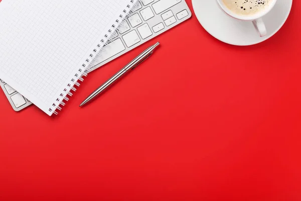 Bureau lieu de travail rouge avec tasse à café, fournitures et ordinateur — Photo