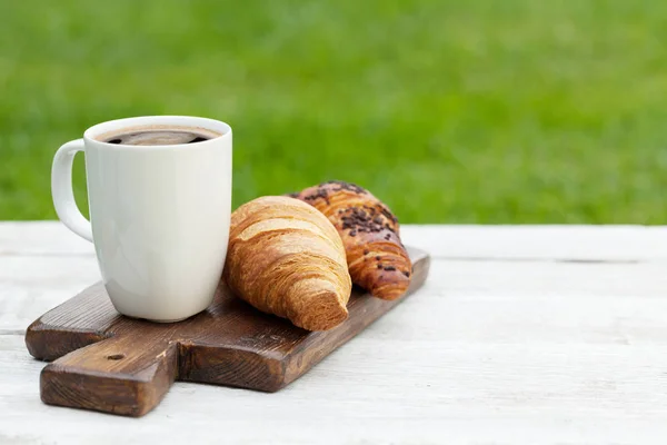 Café y croissants —  Fotos de Stock