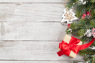 Noel hediye kutusu ve köknar ağacı dalı