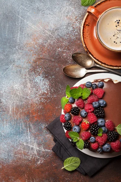 Bolo de queijo com bagas e chocolate — Fotografia de Stock