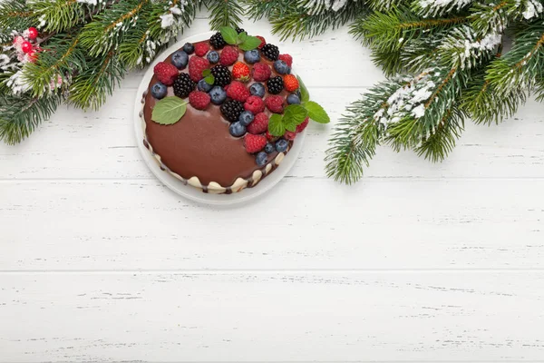 Bolo de queijo com bagas e chocolate — Fotografia de Stock