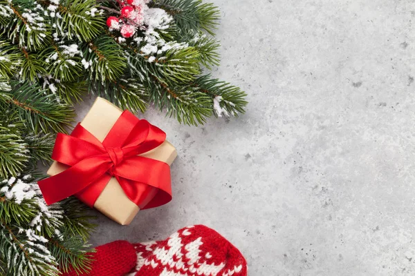 Karácsonyi ajándék doboz és fenyő fa ága — Stock Fotó