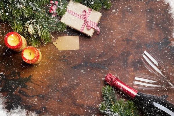 Рождественские подарочные коробки, свечи и шампанское — стоковое фото
