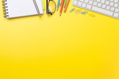 Malzemeleri ve bilgisayar ile Ofis sarı zemin