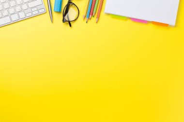 Malzemeleri ve bilgisayar ile Ofis sarı zemin