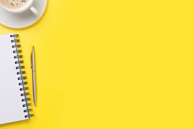 Kahve fincanı ve malzemelerle dolu sarı ofis.