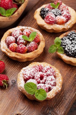 kek çilek ile kümesi