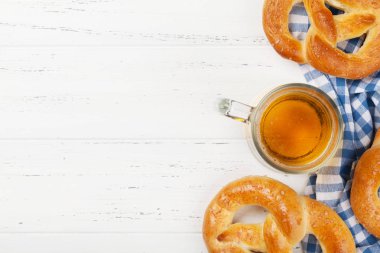 Oktoberfest arka plan. Kraker ve bira kupa