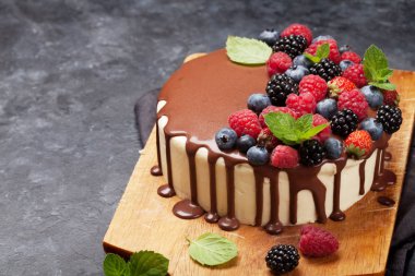 peynirli kek çilek ve çikolata ile