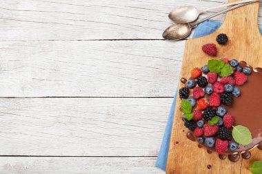 peynirli kek çilek ve çikolata ile