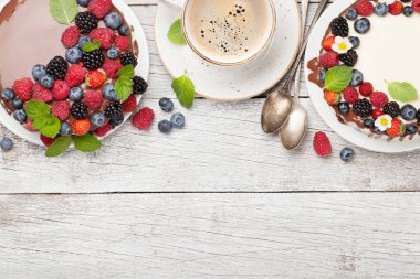 peynirli kek çilek ve çikolata ile