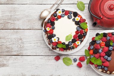 peynirli kek çilek ve çikolata ile